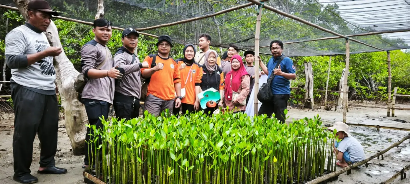 Sinergi FPRB Pamekasan dan TNI AL: Mitigasi Bencana Lewat Pembibitan Mangrove dan Vetiver